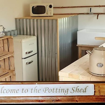 The Potting Shed Near Tenby, 100" Projector, Four Poster Bed, On-Site Hot Tub Access Via Spa Pack, Breakfast Eksteriør billede