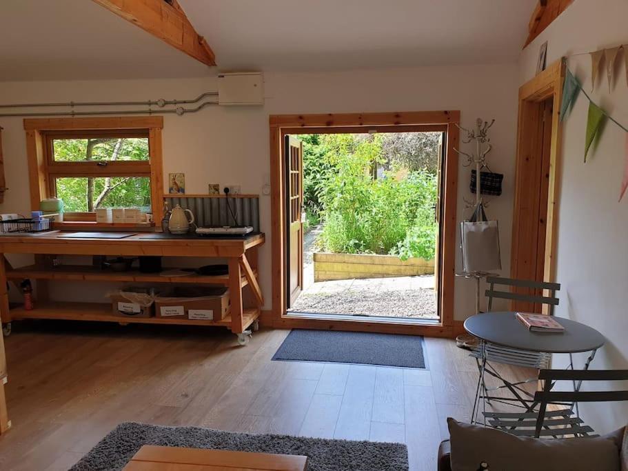 The Potting Shed Near Tenby, 100" Projector, Four Poster Bed, On-Site Hot Tub Access Via Spa Pack, Breakfast Eksteriør billede