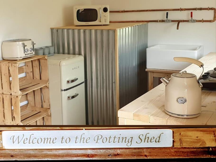 The Potting Shed Near Tenby, 100" Projector, Four Poster Bed, On-Site Hot Tub Access Via Spa Pack, Breakfast Eksteriør billede