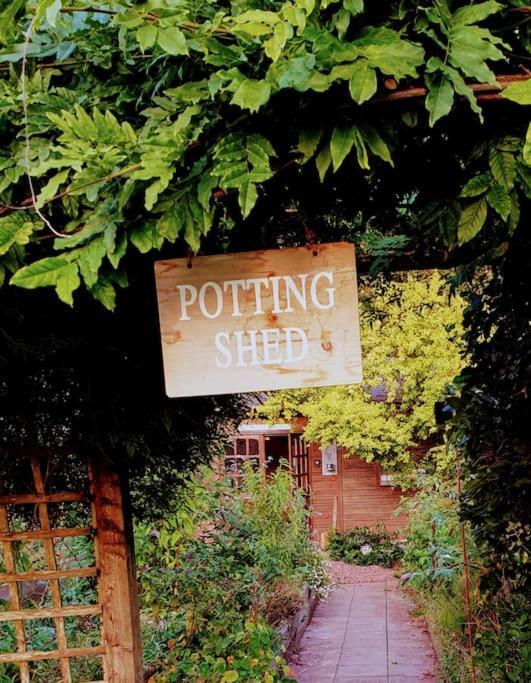 The Potting Shed Near Tenby, 100" Projector, Four Poster Bed, On-Site Hot Tub Access Via Spa Pack, Breakfast Eksteriør billede