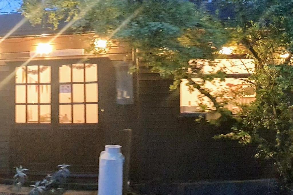 The Potting Shed Near Tenby, 100" Projector, Four Poster Bed, On-Site Hot Tub Access Via Spa Pack, Breakfast Eksteriør billede