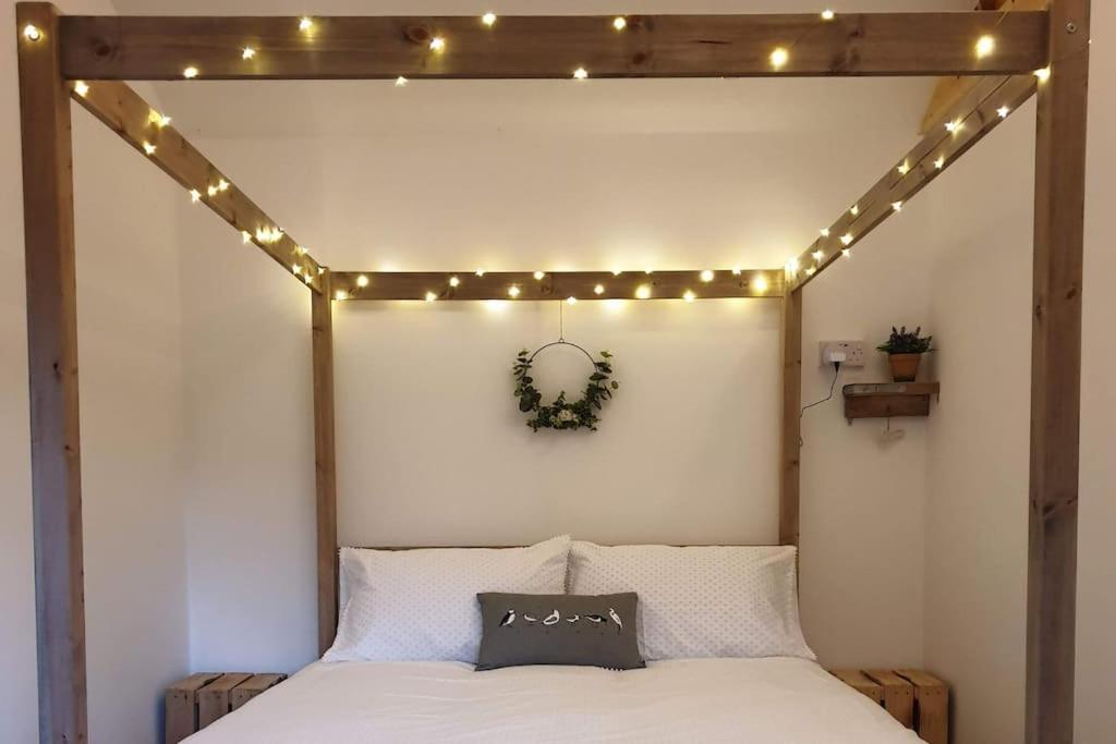 The Potting Shed Near Tenby, 100" Projector, Four Poster Bed, On-Site Hot Tub Access Via Spa Pack, Breakfast Eksteriør billede