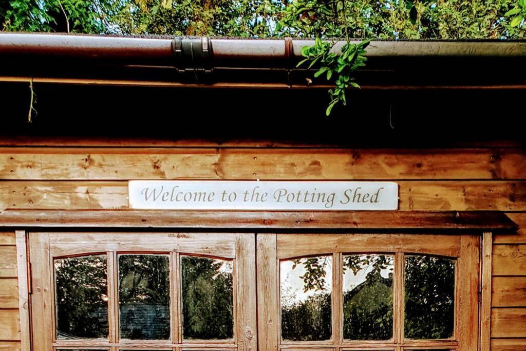 The Potting Shed Near Tenby, 100" Projector, Four Poster Bed, On-Site Hot Tub Access Via Spa Pack, Breakfast Eksteriør billede
